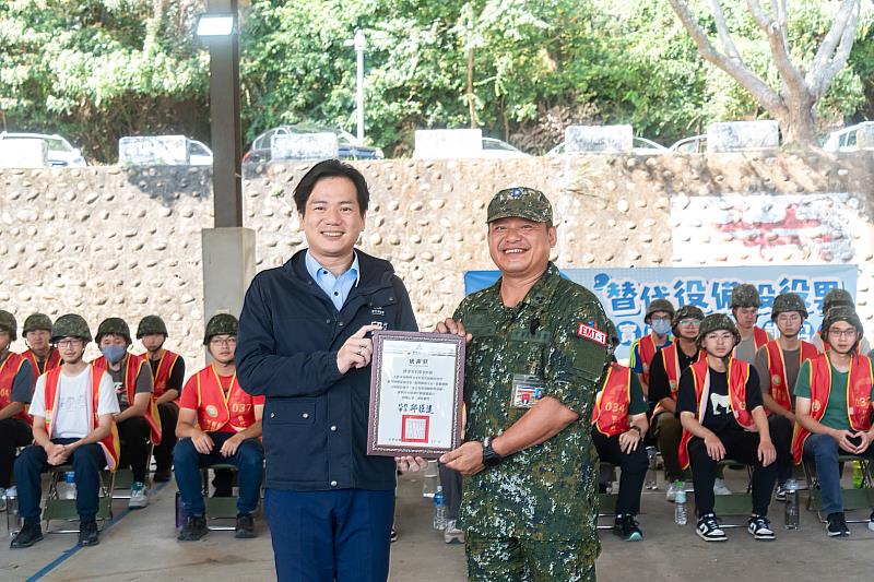 代理市長邱臣遠贈206旅感謝狀（副旅長江仕文上校代表受贈）
