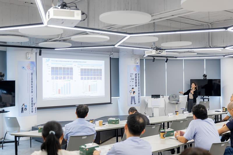 圖為高科大水產食品科學系教授賴慶紓發表與高醫大副教授蔡婉琪合作研發成果。