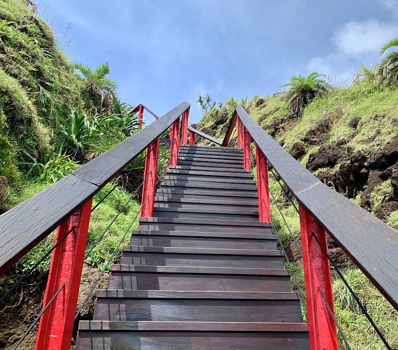 綠島觀海步道享受熾熱的陽光與徐徐吹來的海風