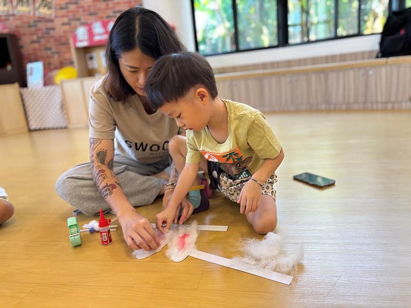 圖二、親子一起發揮創意，完成兔耳朵設計