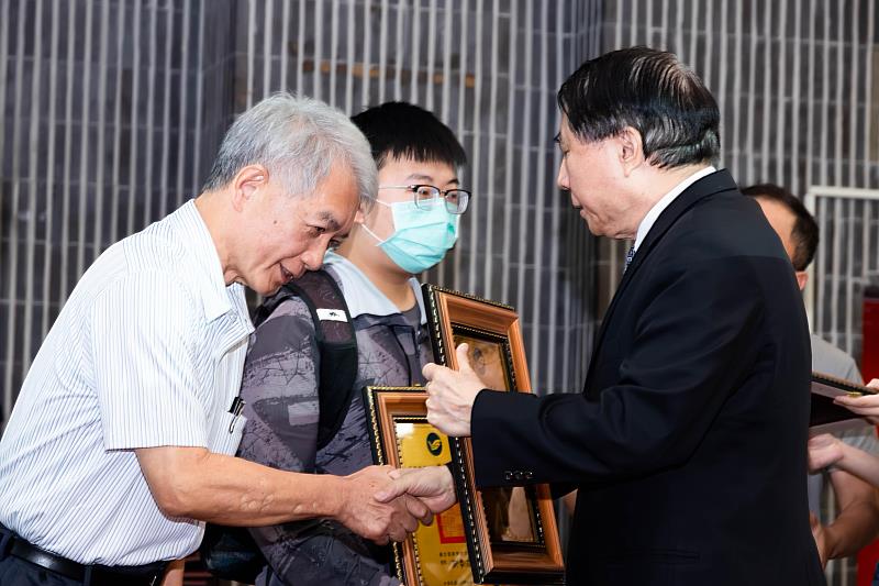 許泰文校長親自頒發獎勵予獲獎教師