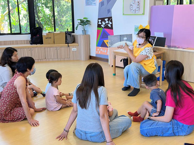 圖一、種子老師帶領親子共讀中秋節相關的繪本
