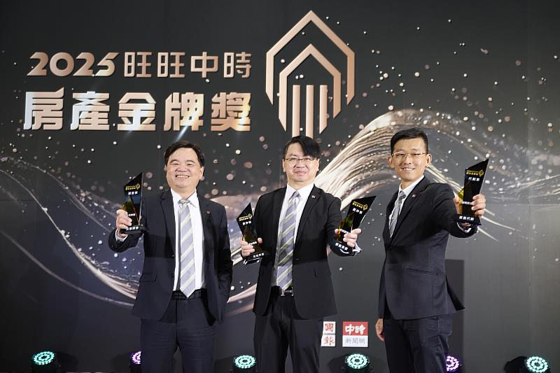 第4屆旺旺中時房產金牌獎25日揭曉，信義企業集團囊括仲介類永續金質獎、卓越服務獎，以及開發類信譽品牌獎、代銷類行銷策略，由信義開發副總經理李建坤（左起）、信義房屋副總經理信泓浚、信義代銷執行副總謝宗憲代表領獎。