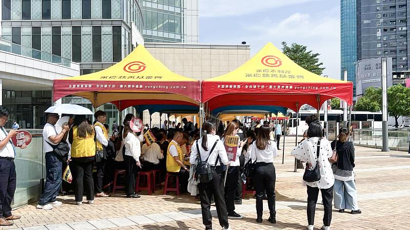 永慶加盟四品牌高雄區經管會今年特別安排3台捐血車、捐血Line群組,讓民眾掌握排隊進度,提升捐血意願(永慶房產集團提供)