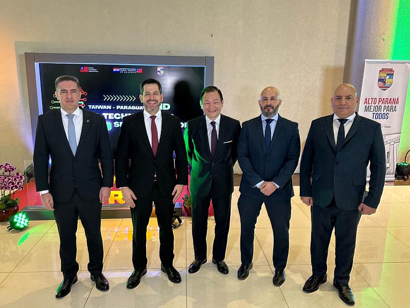 巴拉圭資通訊科技部長Gustavo Villate、眾議長Raul Latorre、我駐巴大使韓志正、台巴科大校長Jorge Duarte及巴國內政部次長Oscar Pereira。