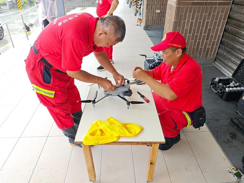 新北市搜救協會與新北市急難救援協會派出10架無人機協助