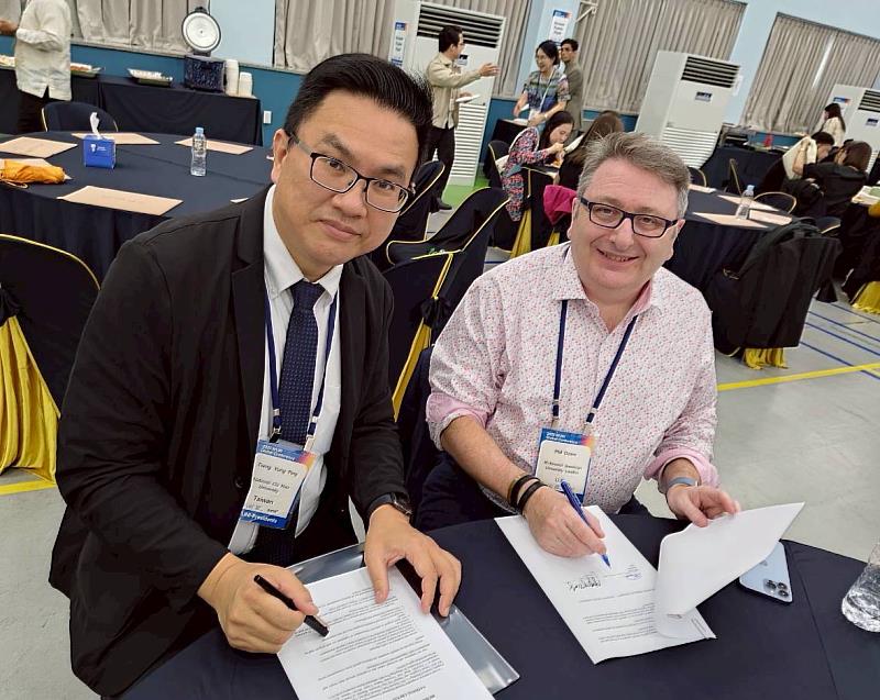 暨大副校長曾永平教授（左）與Richmond American University London校長Phil Deans簽署合作備忘錄。