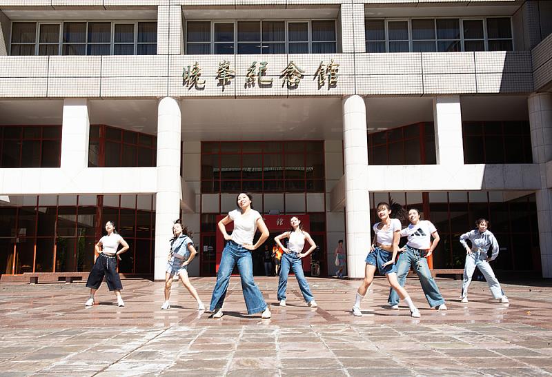 在曉峰圖書館前熱情快閃演出,吸引許多學生駐足欣賞。