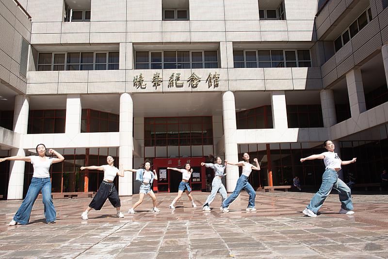 黃惟馨院長提到,未來藝術學院將持續規劃系列展演,不定時在校園各個角落帶來驚喜,請全校師生拭目以待。