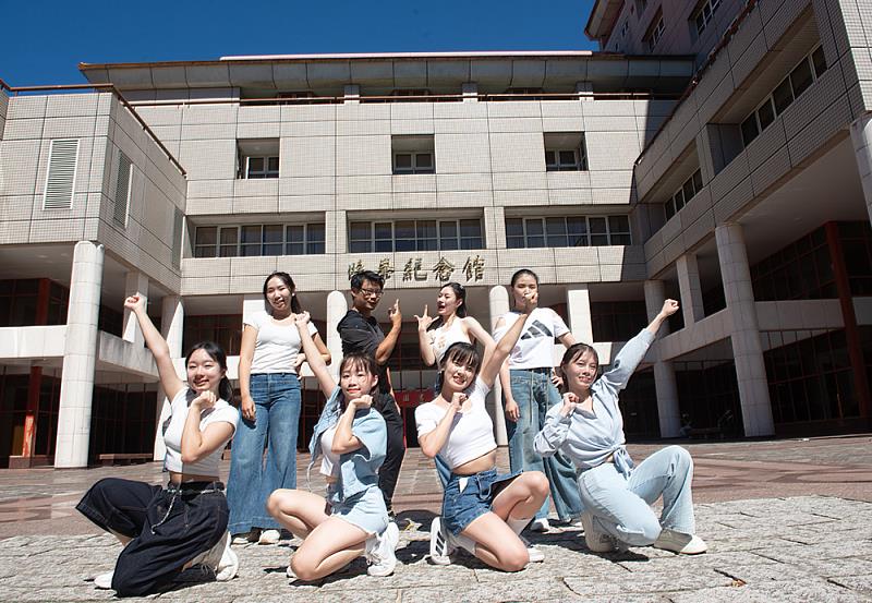 文化大學「校園角落藝術快閃」，7位學生舞出青春。