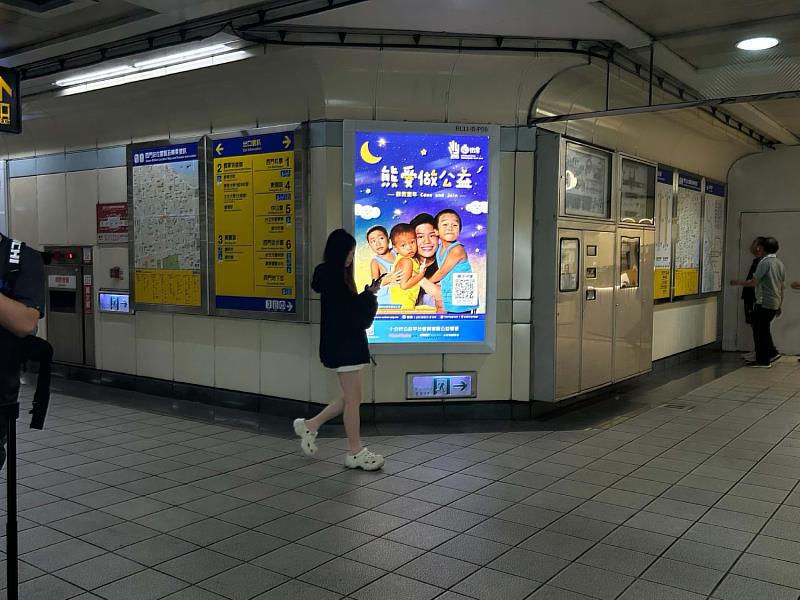 謝卓燁點亮西門站 以城市燈箱挺微客搶救童年公益行動