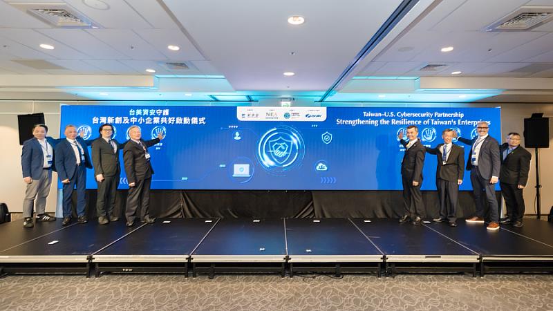 台美資安守護台灣新創及中小企業啟動儀式，開啟台美民間資安合作序幕。（照片由左至右：雲端資安專家吳俊逸、台灣資安大聯盟涂睿珅理事長、國科會副主委陳炳宇副主委、總統府沈榮津資政、全國創新創業總會邱銘乾總會長、數位發展部資通安全署蔡福隆署長、美商Zscaler副總裁暨大亞洲區董事總經理Sanjay Yadave、全國創新創業總會秘書長謝戎峰）