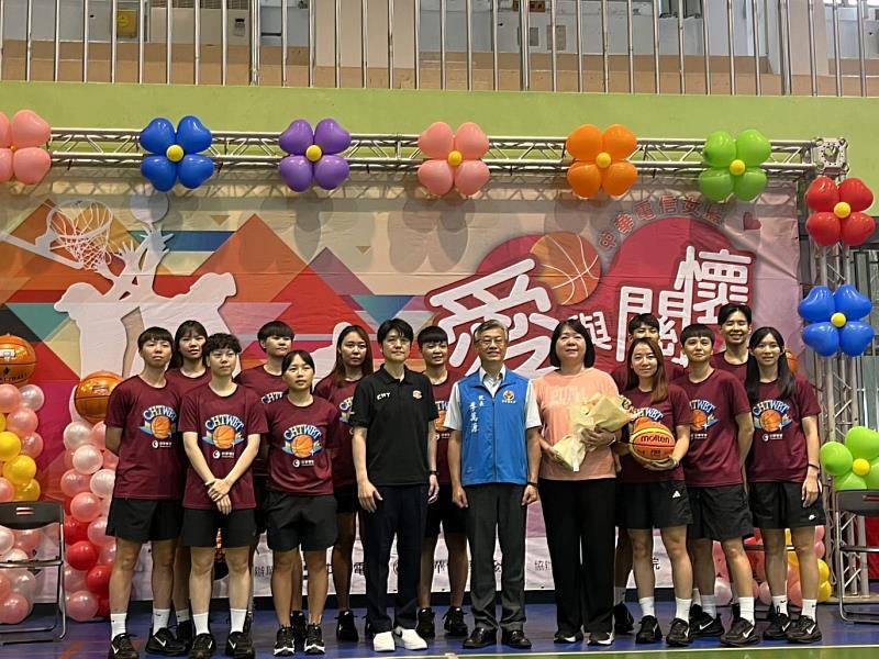 電信女籃全隊到三義高中參與巡迴公益活動。