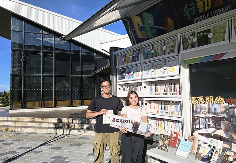 10月1日是國際咖啡日，新北市立圖書館特別「咖啡與書香的邂逅」活動，10月1日當天，只要借書，便可以免費喝咖啡