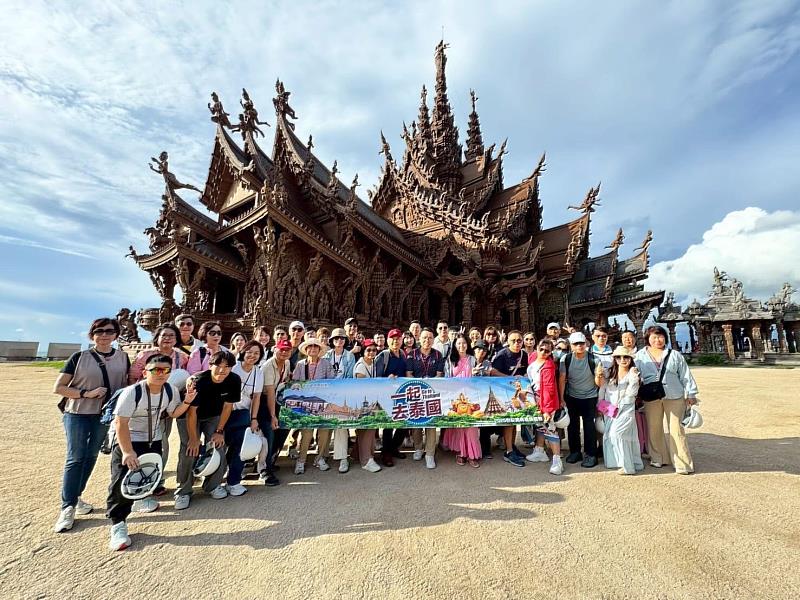 富士達保經頂尖業務豪華旅遊團，出發前往泰國熱情之旅。