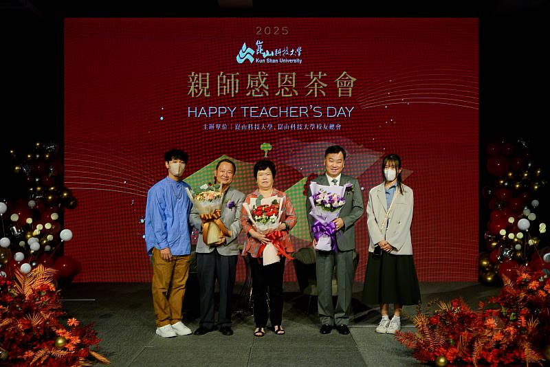 在校生代表獻花給曾韋龍董事長（左2起）、閔蓉蓉創辦人、李天祥校長