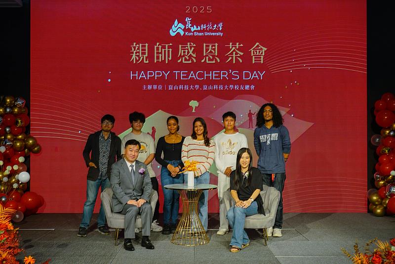 李天祥校長與外籍生們合影