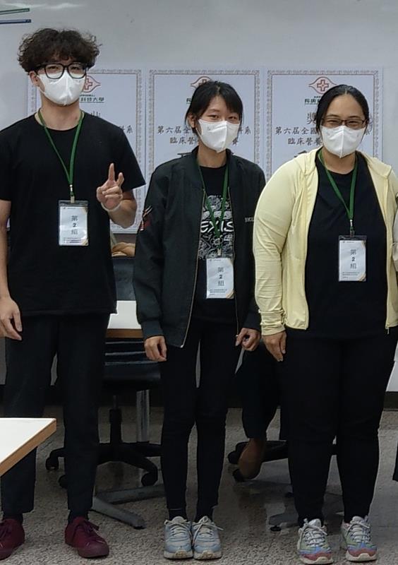 2024年5月學生們一同參加第6屆客觀結構式臨床技能測驗（Objective Structured Clinical Examination, OSCE）競賽獲獎的合影，由左至右分別為陳正元（左1） 、游紫珊（左2）、余雅婷（左3），該次比賽獲得特優獎項