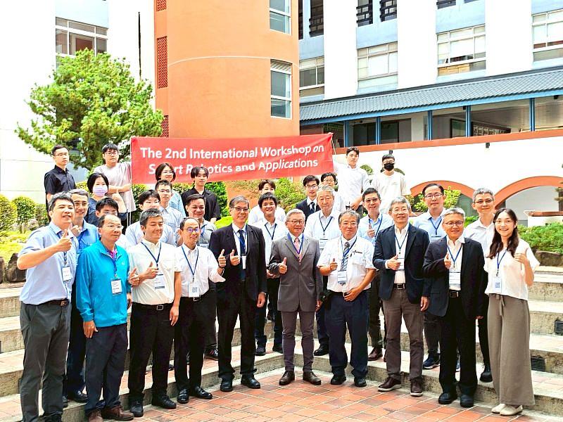 南臺科大主辦「第2屆智慧機器人與應用國際研討會(WSRA)」,圖為來自臺灣、日本的專家學者與貴賓合影,共同見證這場跨國學術交流盛事。