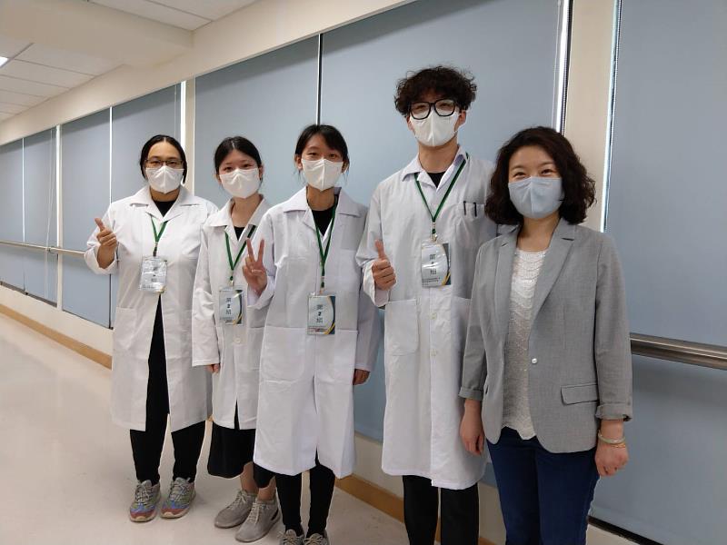 趙文婉老師與同學們合影
