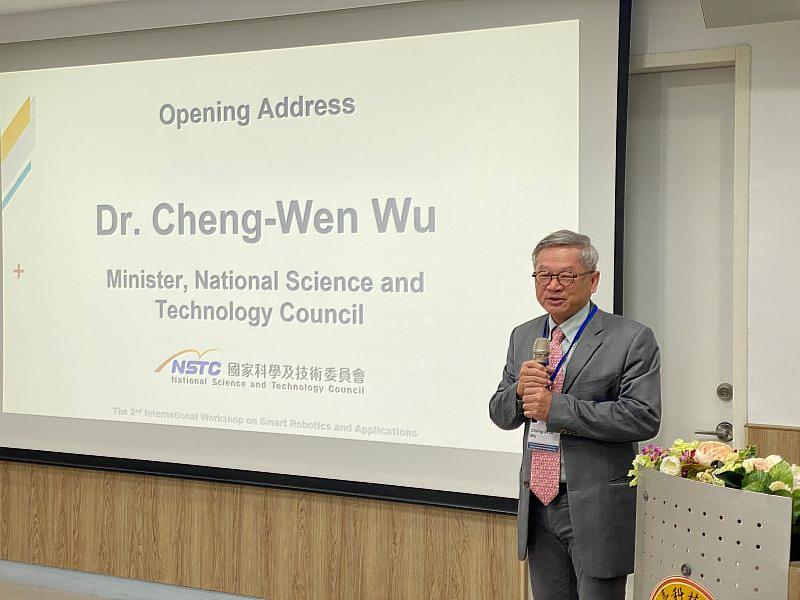 國科會主委吳誠文於WSRA研討會致詞,強調智慧機器人在產業與社會發展中的關鍵角色,並肯定國際交流對於推動臺灣科研能量的重要性。