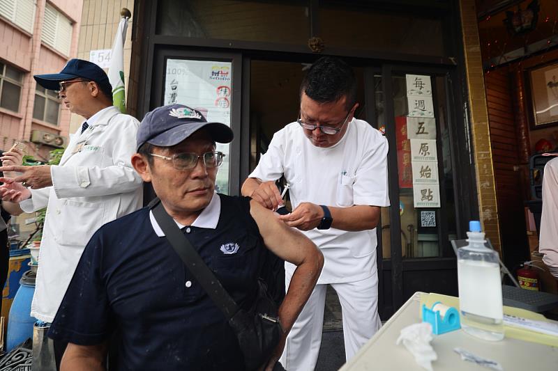 救災志工服務期間，手指被門夾傷，由花蓮慈院醫療團隊協助清理、包紮，並施打破傷風疫苗。