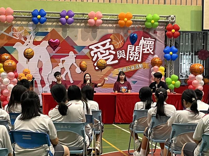 左起潘姿吟、徐詩涵、張家瑄,一同分享運動歷程與成長故事。
