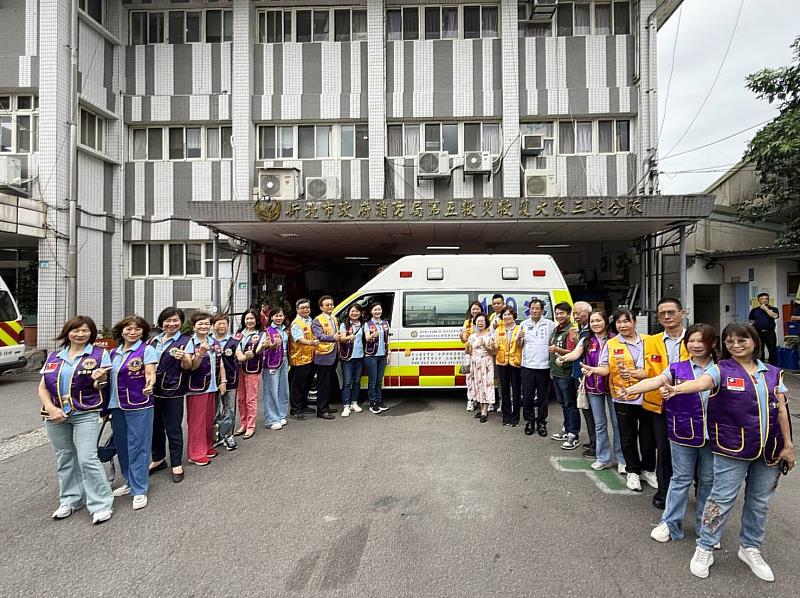 消防局長陳崇岳、顧蓓靜女士及新北市金蘭獅子會與捐贈之救護車合照