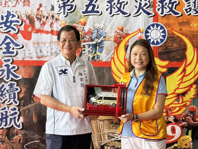 消防局長陳崇岳回贈救護車模型給予顧蓓靜女士