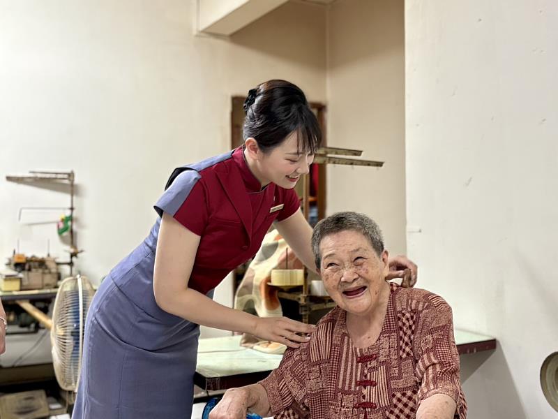 「飛更遠,愛無限」,今年華航志工團隊特別準備筋絡按摩梳等敬老用品,盼以點滴心意化作長者日常的依靠。
