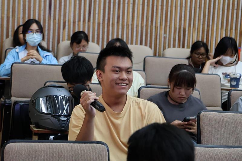 南大同學踴躍提問，與施百俊教授交流職涯規劃與自我探索的方向