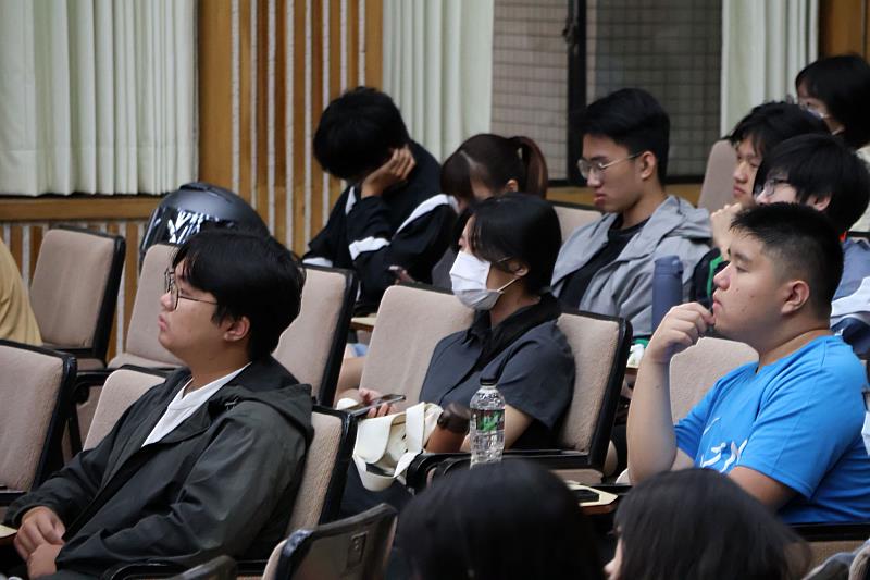 南大學生專注聆聽，從施百俊教授的跨域經驗中汲取未來學習的啟發