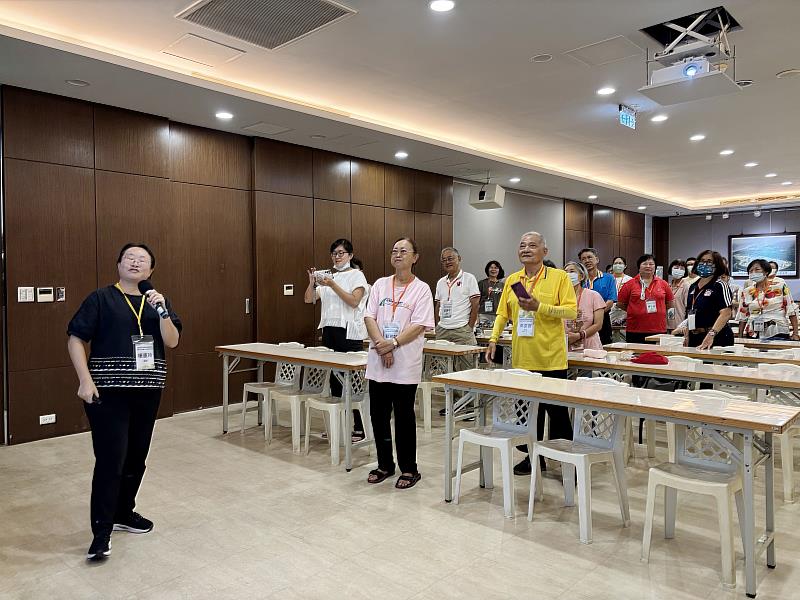 南華大學於佛陀紀念館舉辦永續發展系列講座，楊惠玲副總務長以趣味互動遊戲，引導學員如何選擇綠色旅遊的低碳飲食。