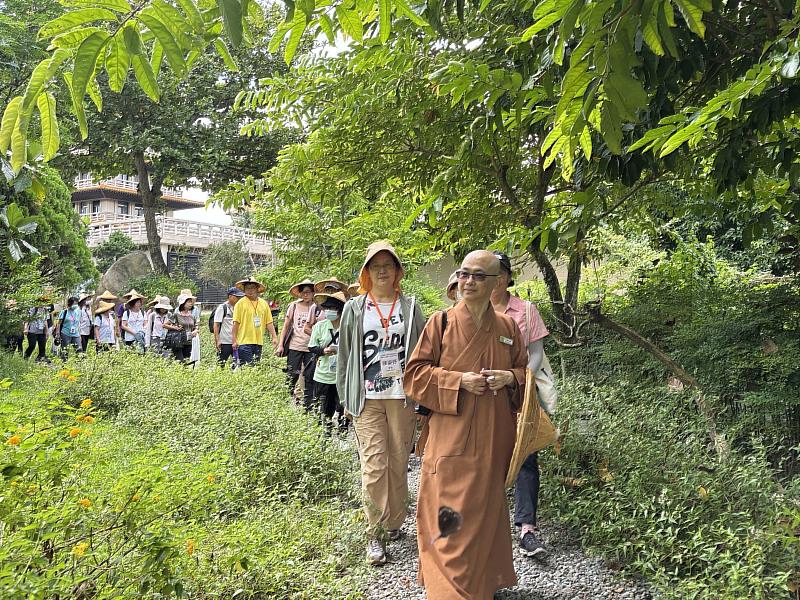 南華大學於佛陀紀念館舉辦永續發展系列講座，佛館環境教育人員妙會法師帶領學員走入祇園區賞蝶步道，欣賞飛舞的紫斑蝶。