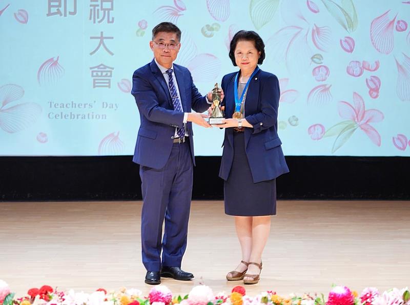 沈孟儒校長（左）與師鐸獎得主何月仁副教授（右）合影
