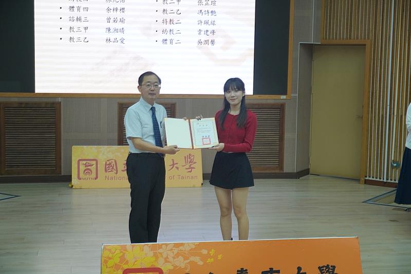 南大侯志正副校長頒發書卷獎，勉勵同學持續精進學業與專業