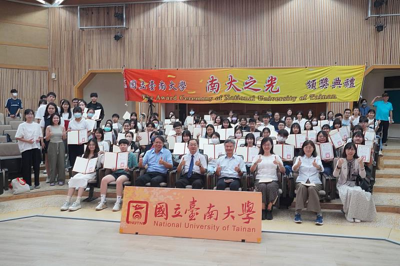 南大「南大之光」典禮全體齊聚，共同見證學習成果與榮耀時刻