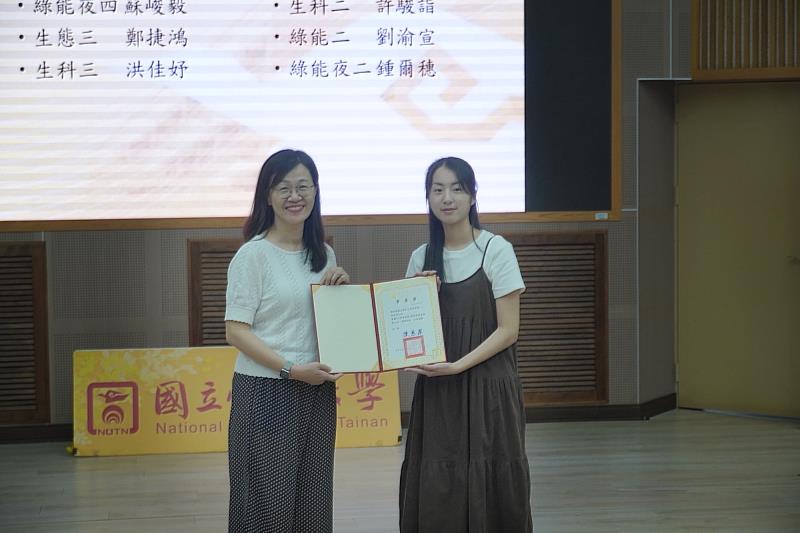 南大林素微教務長頒獎，肯定同學在學習歷程中的努力與成果
