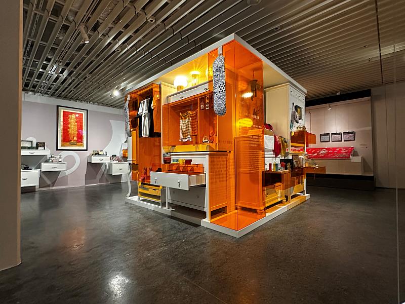 史博館「老派浪漫：館藏圖像創意應用特展」以回收家具結合複合媒材的裝置藝術展臺