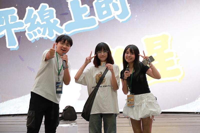 世新大學社團博覽會啟航晚宴大獎得主與主持人(攝影:黃士灃)