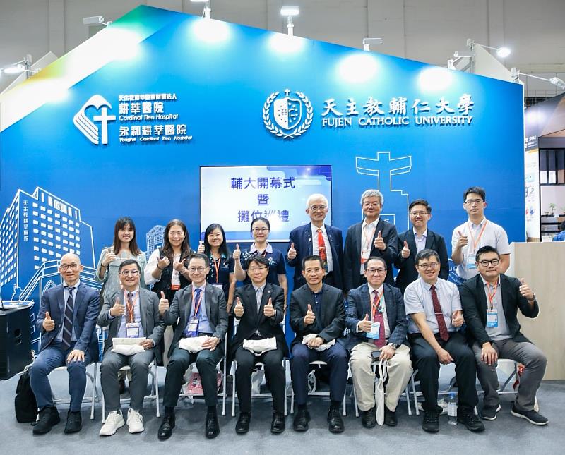 輔仁大學事業長黃揚名（前排右起）、輔仁大學醫學院院長廖俊厚、輔大醫院副院長徐明洸、輔仁大學行政副校長楊志顯、輔仁大學資源與事業發展副校長彭正浩、耕莘醫院院長鄒繼群、永和耕莘醫院院長趙嘉倫。後排右起，輔大醫院老年醫學中心執行長張哲誠、輔仁大學醫學院跨專業長照碩士學位學程主任施以諾、國家資通安全研究院前院長何全德、輔仁大學高齡產業新創加速器計畫主持人謝邦昌、耕莘醫院長照副院長洪淩鈺、永和耕莘醫院長照副院長許瓊文、羅東聖母醫院處長尹佩芳、湖口社區長照機構組長林文心 。