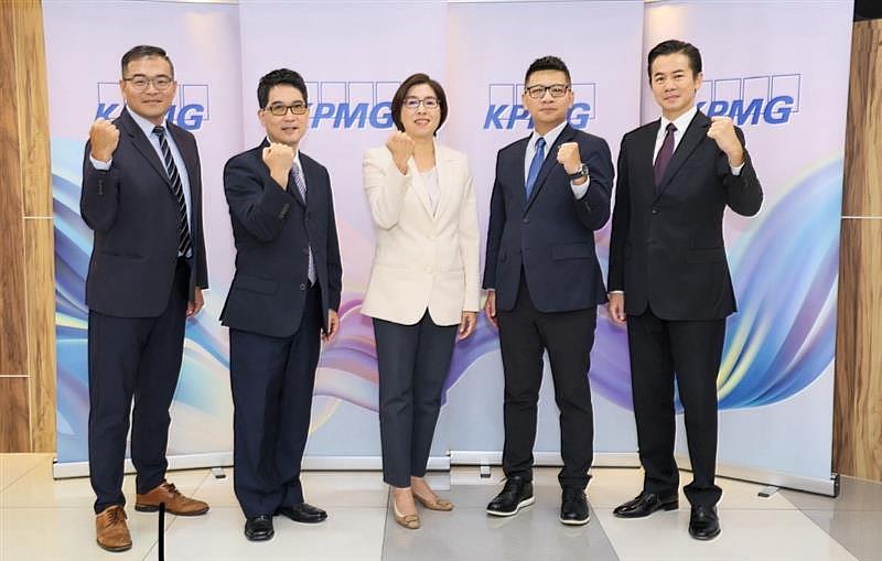 KPMG安侯建業今（26）日舉辦2025第三季讀書會，KPMG安侯建業審計部執業會計師柯有聰（左起）、台新國際商業銀行首席外匯策略師陳有忠、KPMG安侯建業審計部營運長周寶蓮、稅務投資部執業會計師洪銘鴻及畢馬威財務諮詢執行副總經理陳傑曦均一同與會。