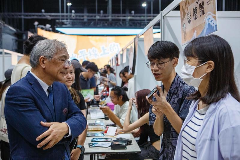 世新大學校長陳清河在社團博覽會與學生交流（攝影：王韋盛）