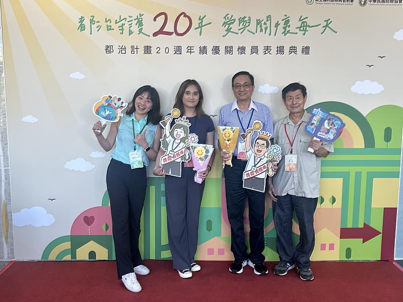 衛生局績優關懷員團隊與結核病專家索任醫師合影。