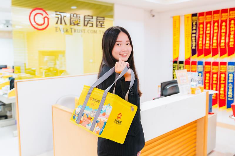 9月26日~10月06日期間到永慶房屋直營門市預約賞屋,即可獲得限量的保冷袋。