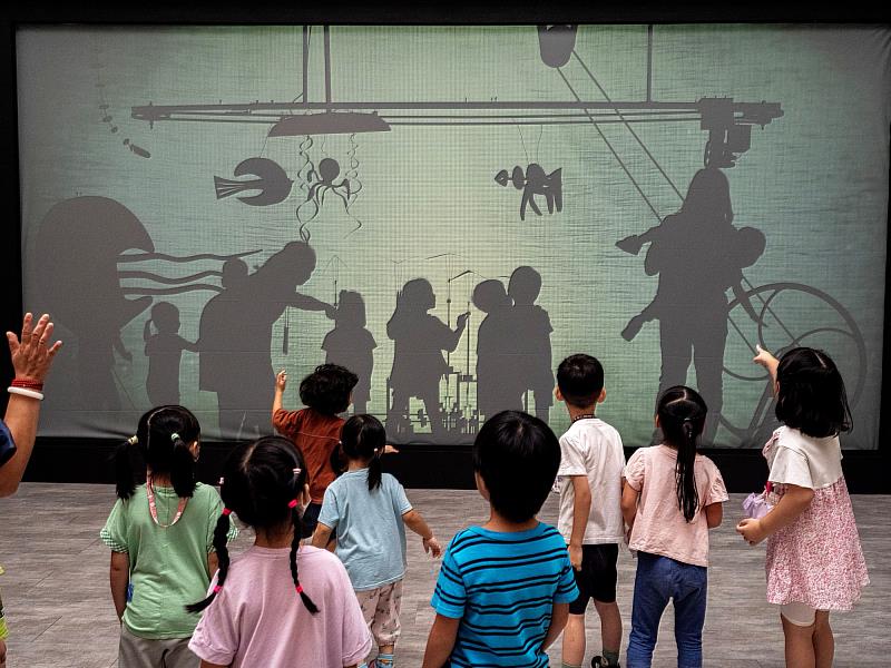 幼兒園小朋友與藝術家李維睦作品互動