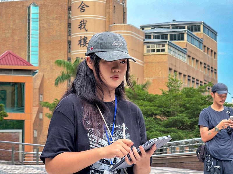 助導場記林曦分享課程心得，表示此次參與讓她深入探索編劇與「講故事」的熱情。（世新大學提供）