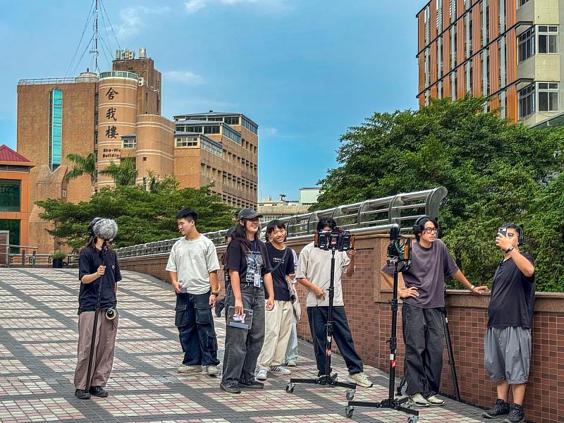 世新大學直屏微短劇《再不拍就來不及了！》暑期於校園熱烈開拍，展現創意與實力的結合。（世新大學提供）