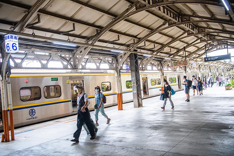 TPASS除市區公車與公共自行車亦包含台南市與嘉義市台鐵通勤方案 