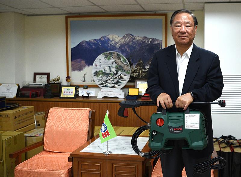 救國團葛永光主任先行募款購置高壓清洗機50台,提供花蓮縣災區使用
